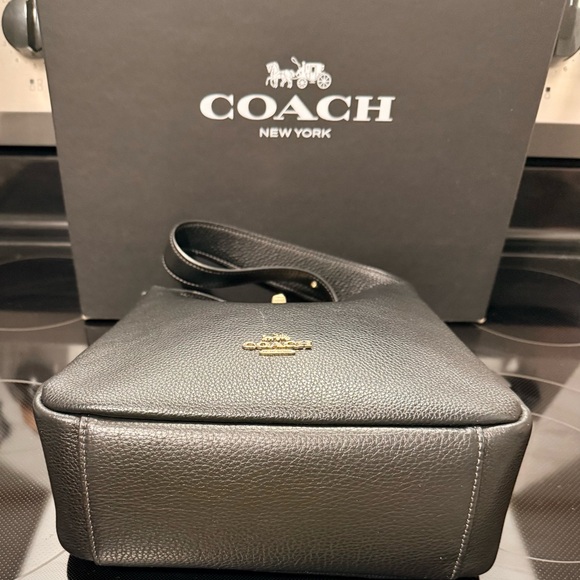 2024 Coach Black Leather Shoulder Bag With Kiss Turn Lock - New - Picture 5 of 12